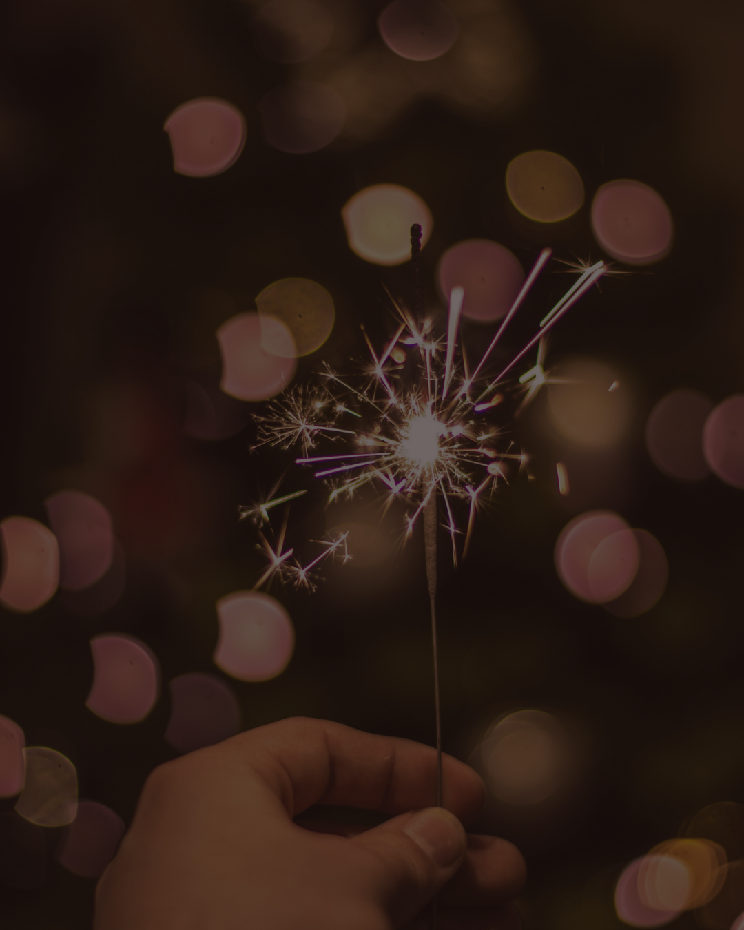 Ambiance festive et étincelles de fête tenues à la main sur fond bokeh. Célébration, événement joyeux, ou lancement de D'day : articles et cadeaux personnalisés.