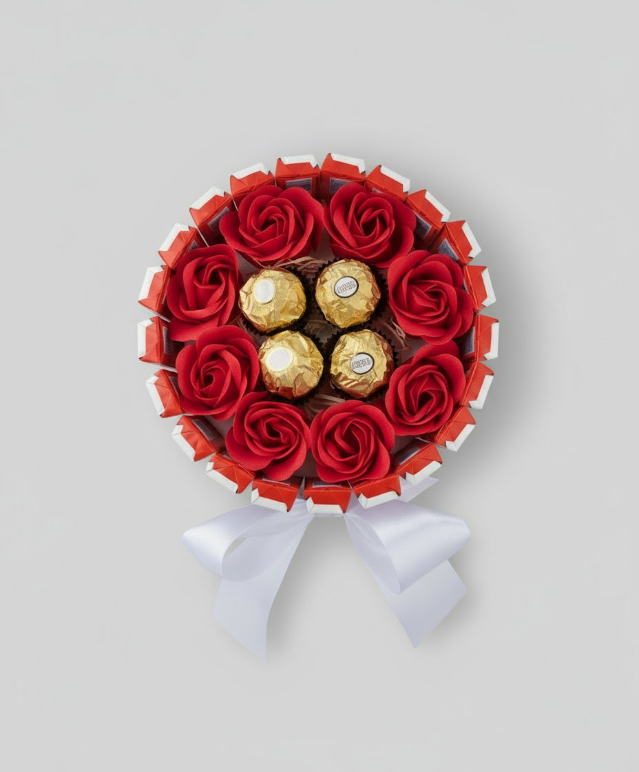 Coffret gourmand de chocolats Ferrero Rocher et Kinder Chocolat, entouré de roses rouges en savon. Cadeau d'anniversaire, fête des mères ou Saint-Valentin, avec ruban décoratif blanc.