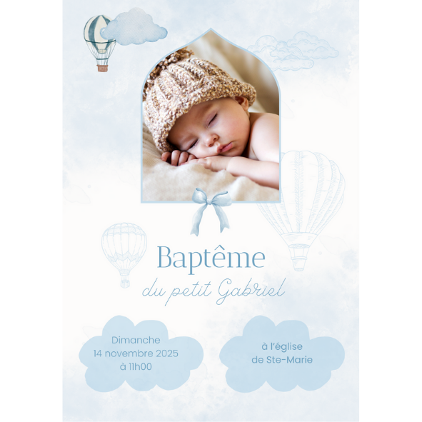 Invitation baptême garçon ou fille thème montgolfière voyage. Faire-part carte personnalisée avec motif de ballon d'air chaud, nuages et ciel bleu/pastel. Style "Un voyage commence".