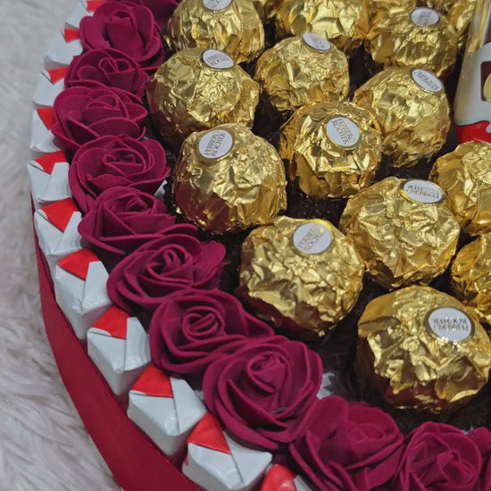 Coffret cadeau bouquet de chocolats Raffaello avec fausses roses rouges. Boîte ronde de gourmandises et décoration Saint-Valentin, fête des mères ou anniversaire. Ruban satin rouge.