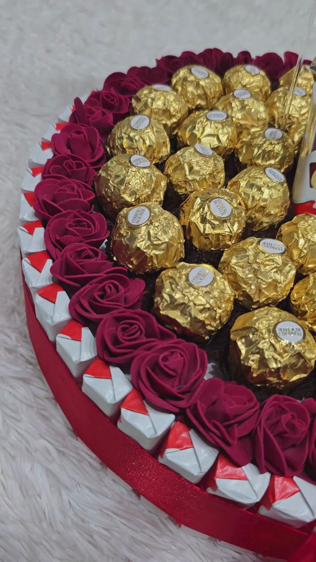 Coffret cadeau bouquet de chocolats Raffaello avec fausses roses rouges. Boîte ronde de gourmandises et décoration Saint-Valentin, fête des mères ou anniversaire. Ruban satin rouge.